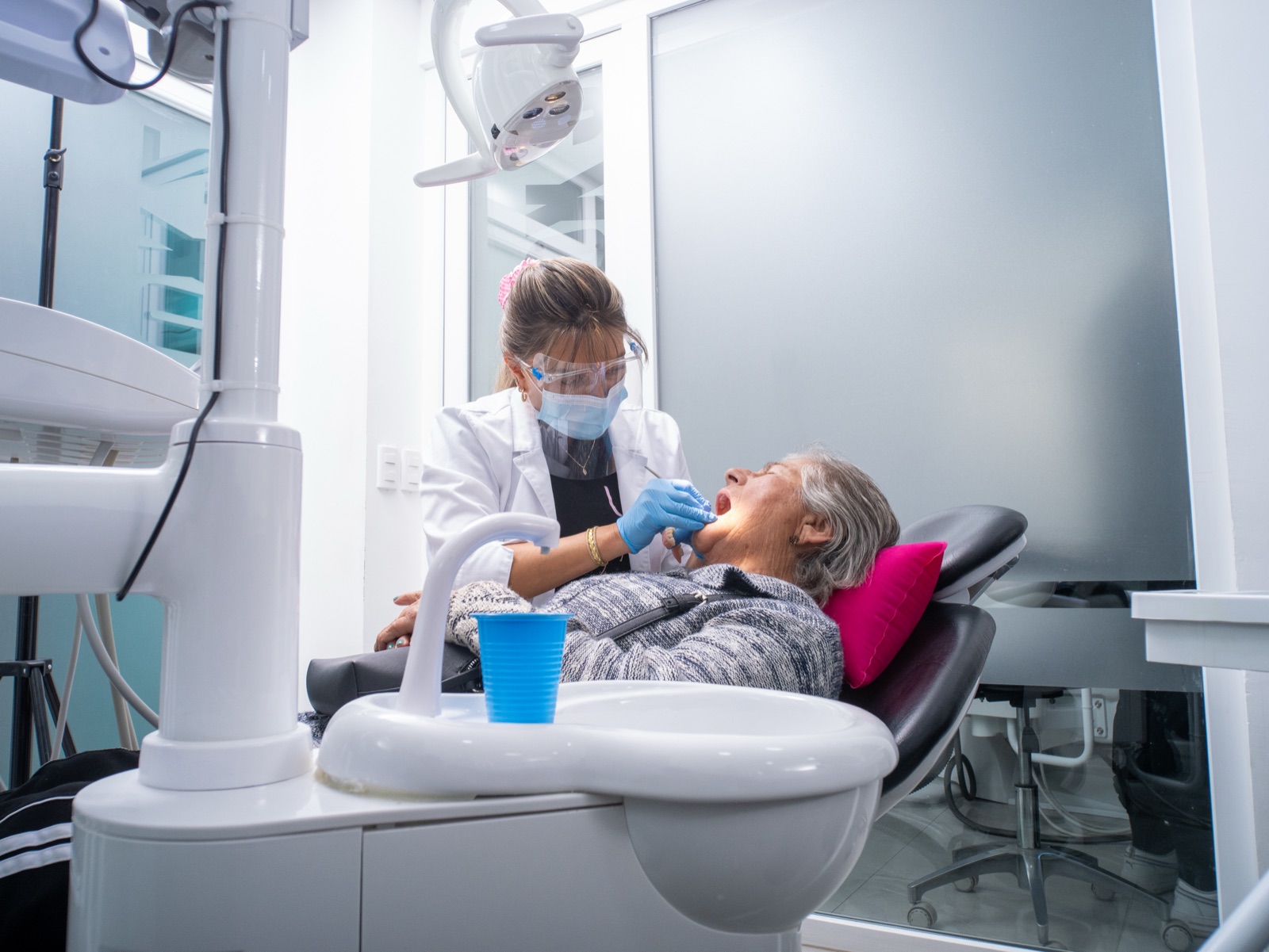 Atención odontológica a una adulta mayor en Clínica Like, Viña del Mar