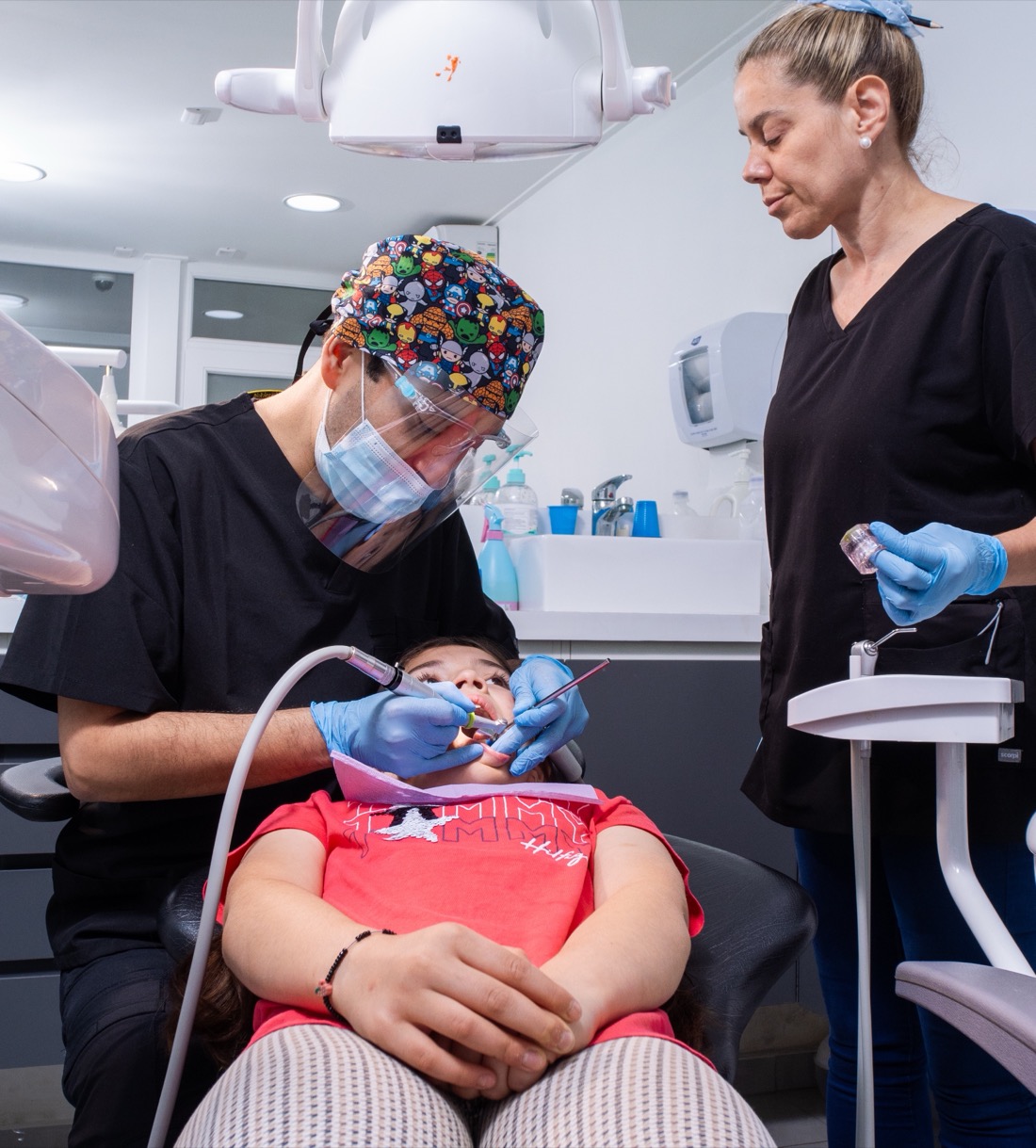 Atención odontológica a una niña en Clínica Like, Viña del Mar