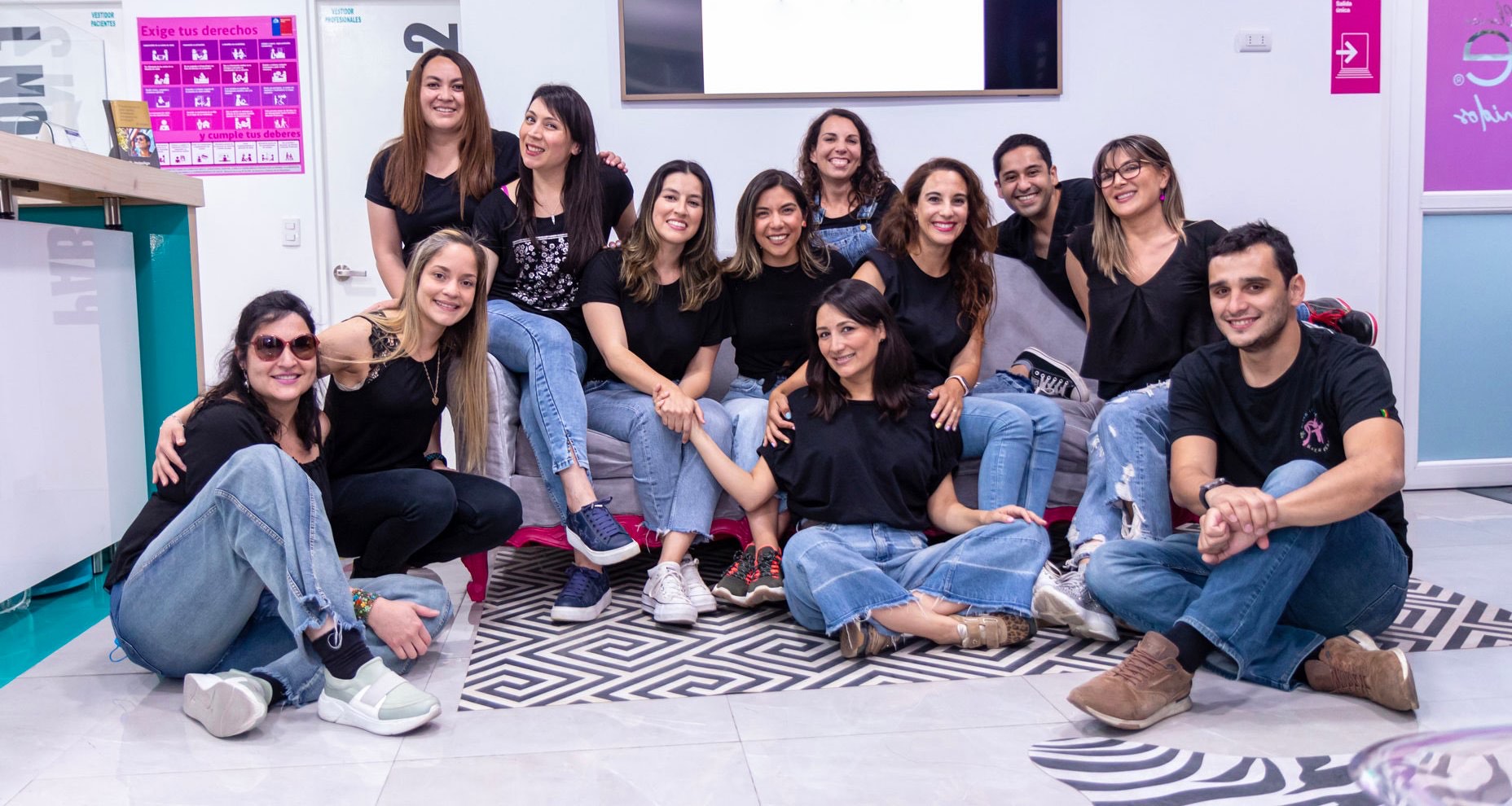 Todo el equipo de Clínica Like reunido en la clínica, Viña del Mar